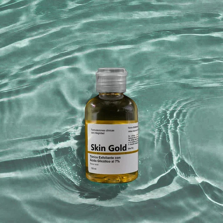 Frasco del tónico Skin Gold con ácido glicólico al 7% sobre agua