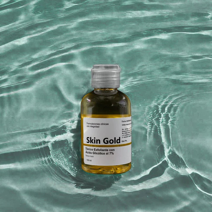 Frasco del tónico Skin Gold con ácido glicólico al 7% sobre agua