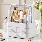 Organizador blanco de 3 niveles con tapa transparente lleno de productos de cuidado de la piel