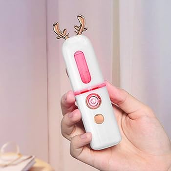 Humidificador facial portátil rosado en la mano