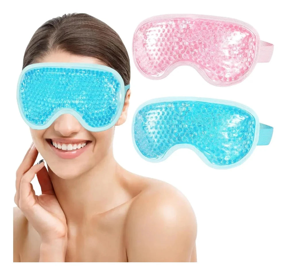Modelo con el antifaz de gel azul puesto, junto a antifaces rosado y azul