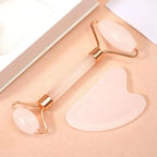 Rodillo facial y gua sha de cuarzo rosa sobre fondo durazno