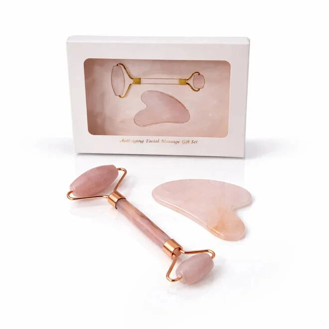 Set de rodillo facial y piedra gua sha de cuarzo rosa junto a su caja